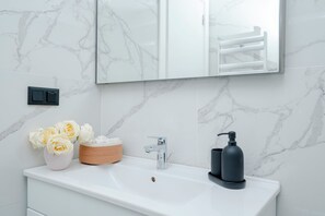 Unclassified image, 3 of 32, button - Bosphorus View with 1-Bedroom and 2 Double Beds - Elevator - Car Parking (İstanbul)