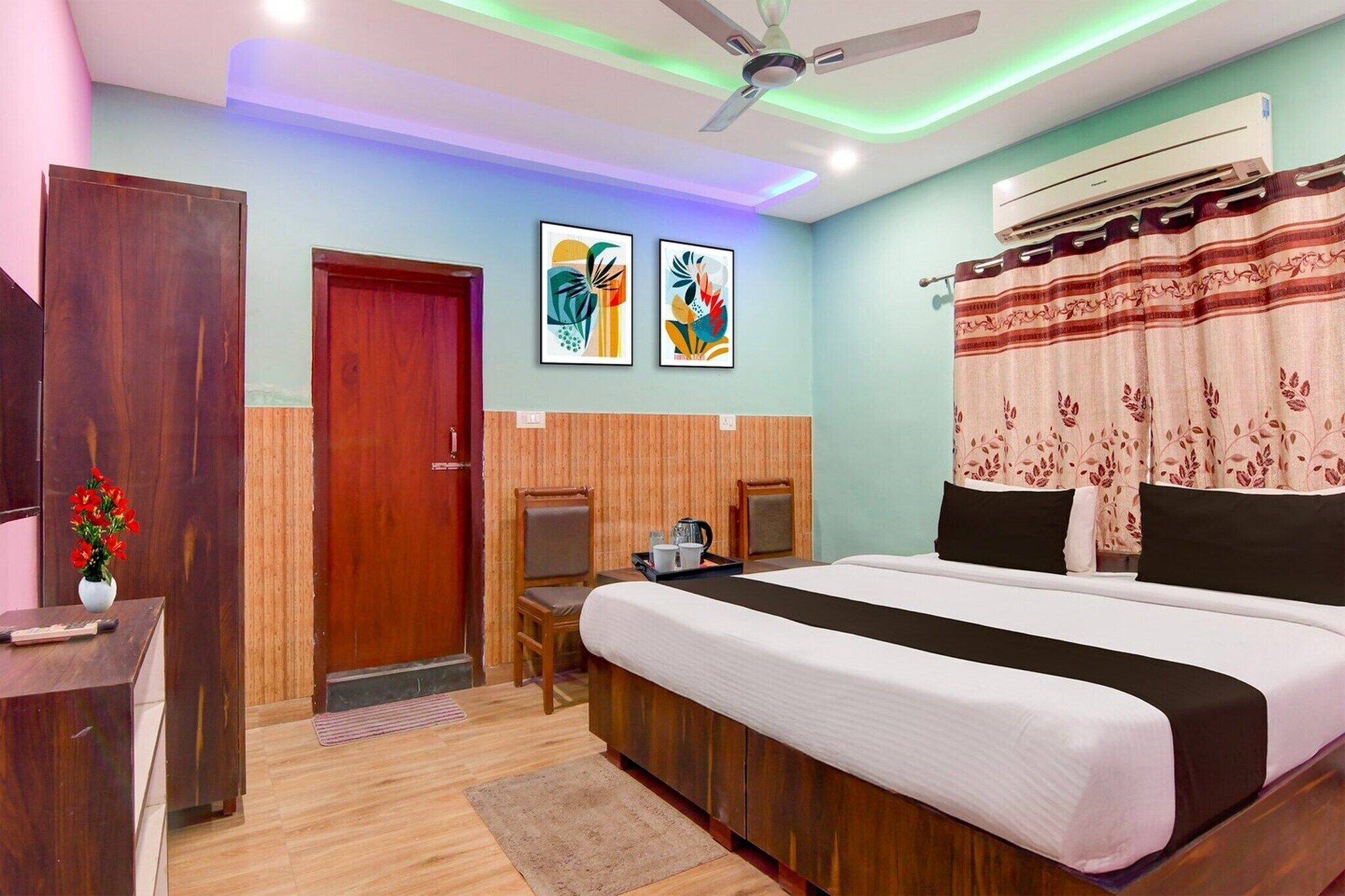 Een bureau, beddengoed