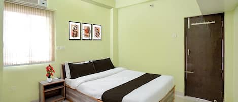 Escritorio y ropa de cama