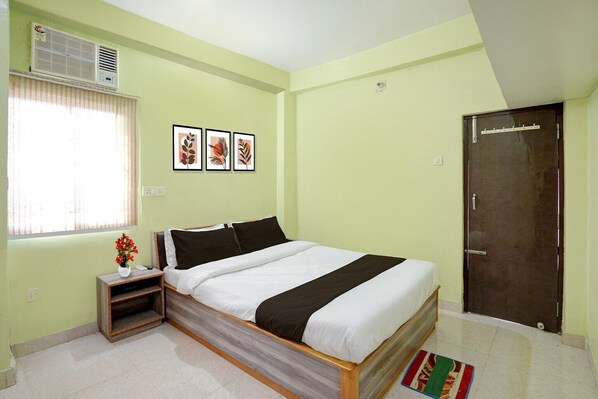 مكتب وملاءات أسرّة