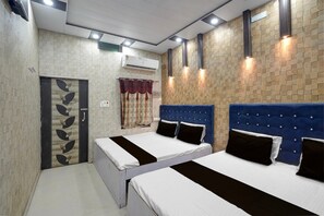 1 Schlafzimmer, Schreibtisch, Bettwäsche