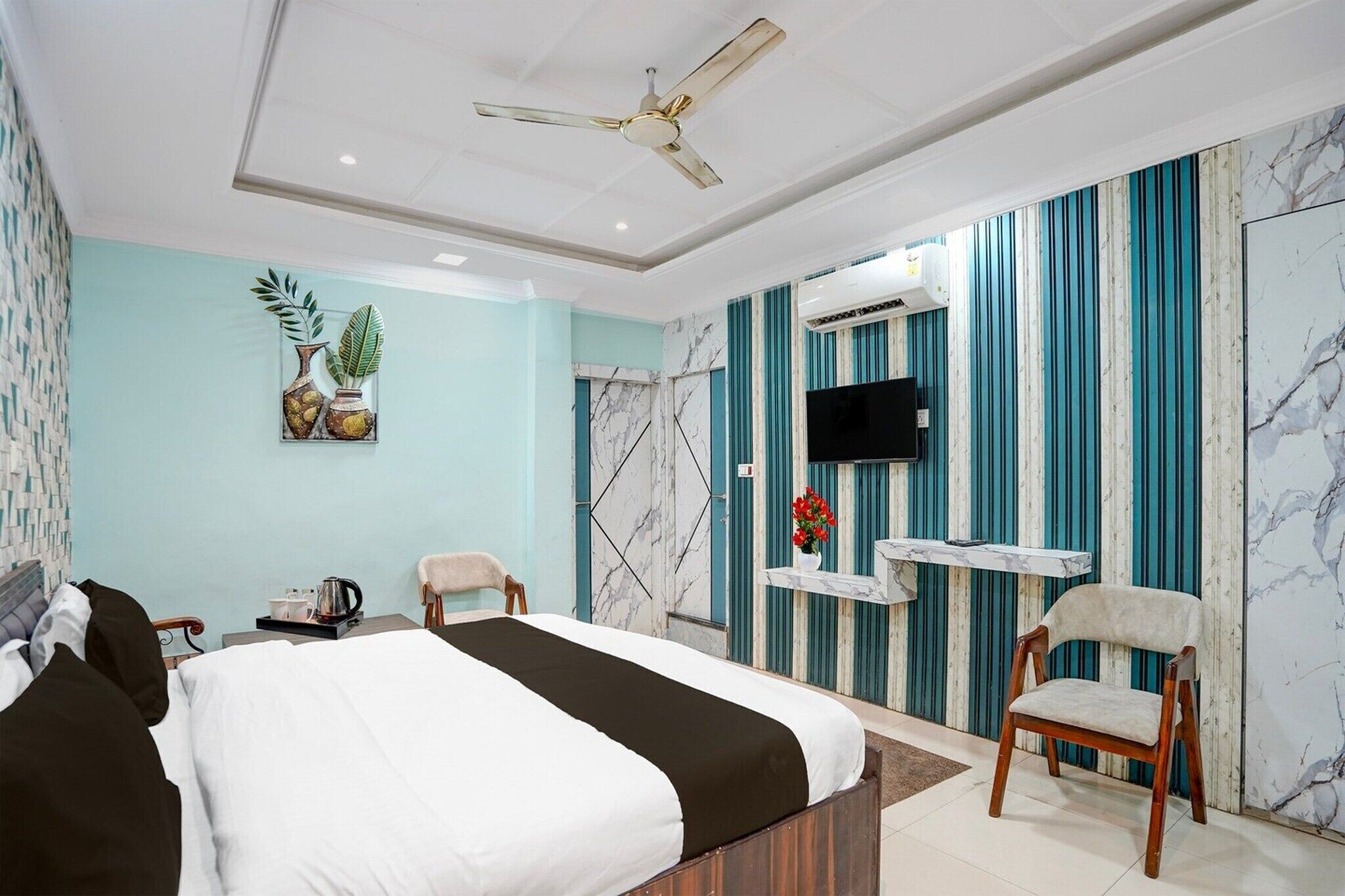 Escrivaninha, roupa de cama