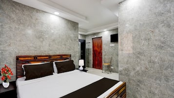 Escrivaninha, roupa de cama