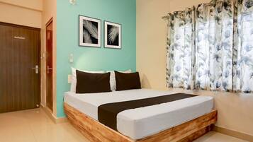 1 quarto, escrivaninha, roupa de cama