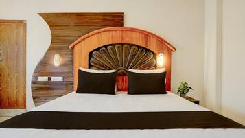 1 habitación, escritorio y ropa de cama