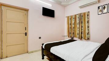 Escrivaninha, roupa de cama