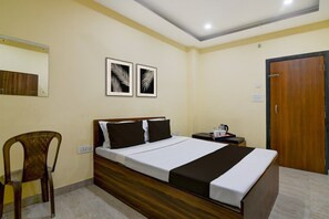 Escritorio y ropa de cama