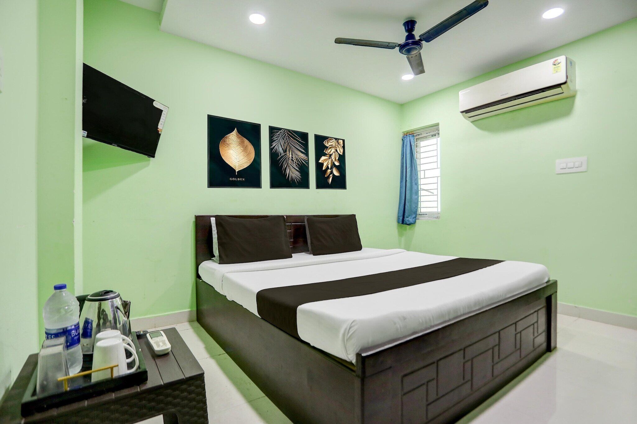 Escrivaninha, roupa de cama