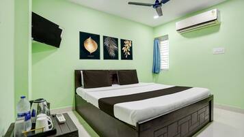 Escrivaninha, roupa de cama