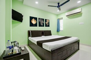 Escrivaninha, roupa de cama