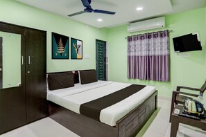 Escrivaninha, roupa de cama