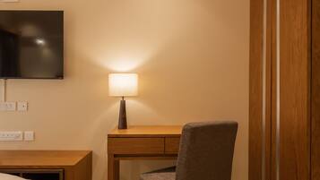 Escriptori, espai de treball apte per a portàtils i wifi gratuïta