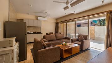 Suite, Non Smoking, Private Pool | Living area | 32-inch flat-screen TV with cable channels