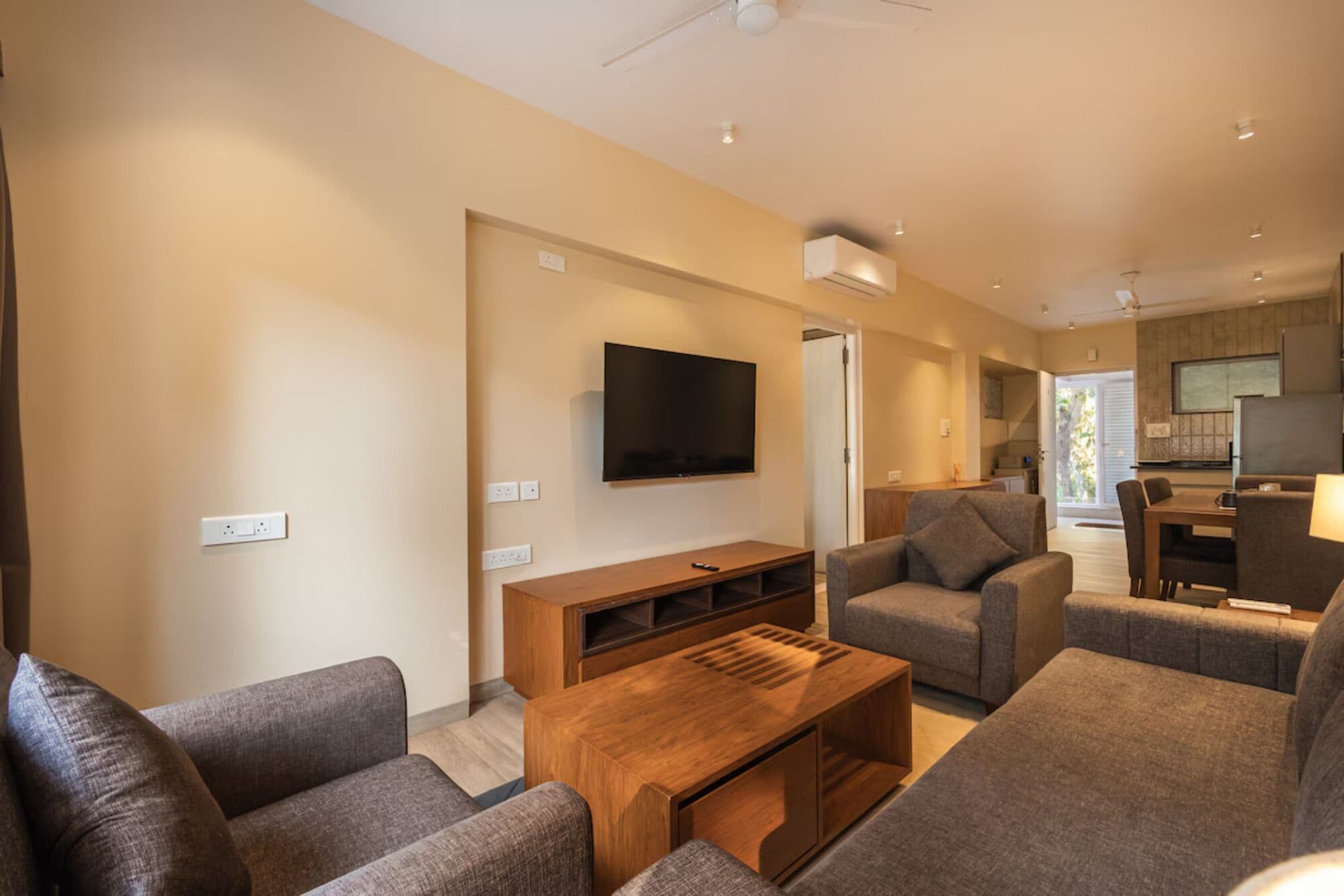 Apartamento luxo | Área de estar | TV de tela plana 32 polegadas com canais a cabo