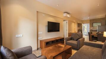 Apartamento luxo | Área de estar | TV de tela plana 32 polegadas com canais a cabo