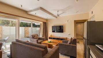 Suite, Non Smoking, Private Pool | Living area