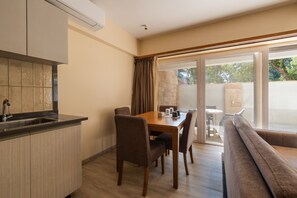 Suite, Non Smoking, Private Pool | Ruang makan