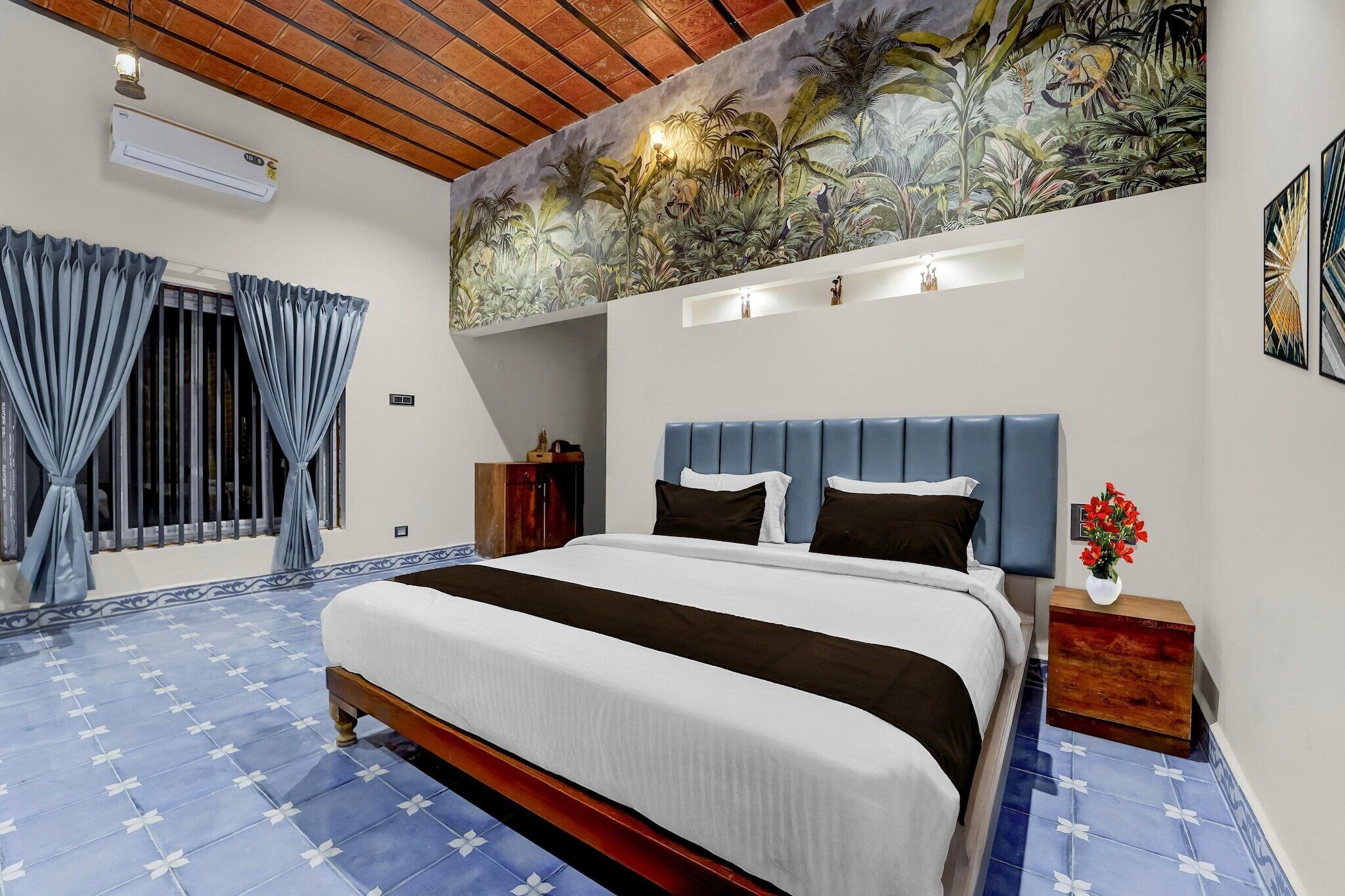 Escritorio y ropa de cama