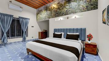 Escritorio y ropa de cama