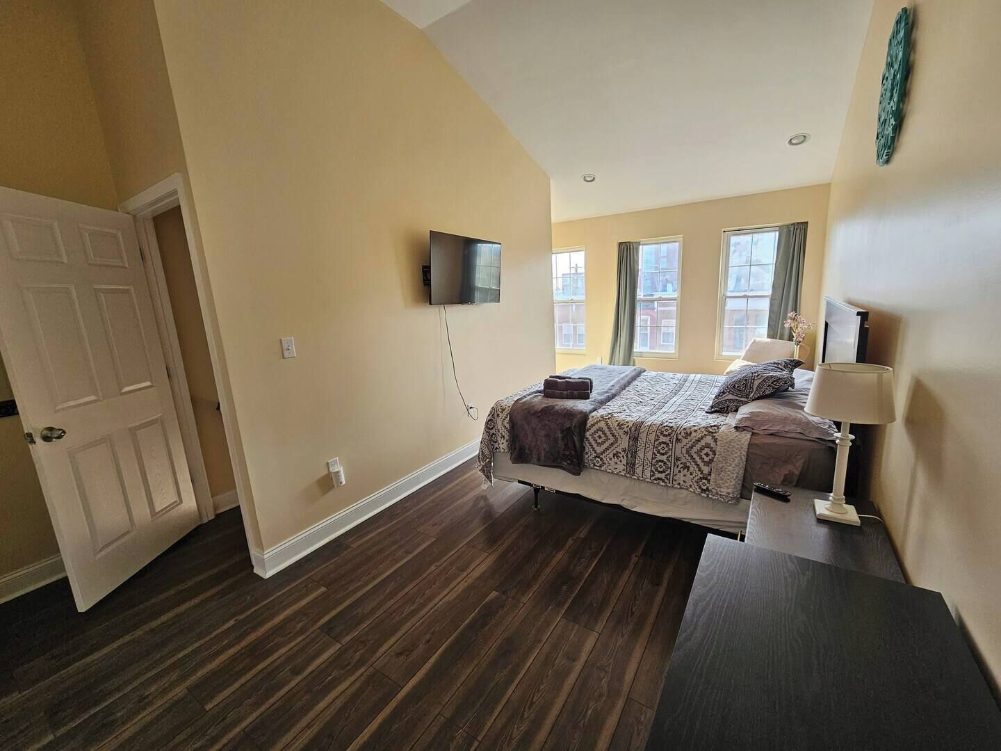 4 habitaciones, tabla de planchar con plancha y cuna de viaje 