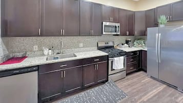 Refrigerador, microondas, horno y parrilla de estufa