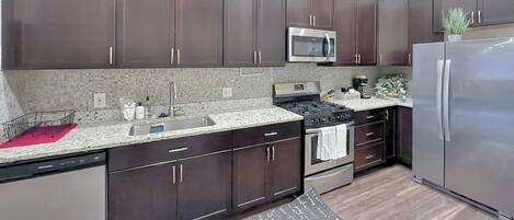 Refrigerador, microondas, horno y parrilla de estufa