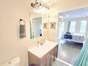 Hair dryer, towels, soap, shampoo - Charm City Getaway (Baltimore)