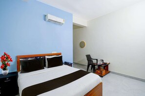 1 bedroom, desk, bed sheets