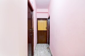 Interior - Hotel O Shakuntala Park Bus Terminus (Kolkata)