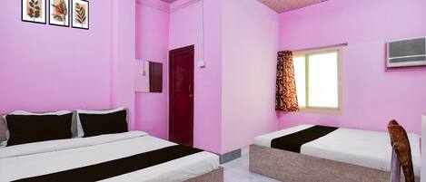 Escritorio y ropa de cama