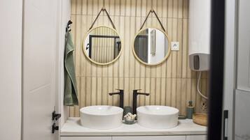 Dusche, Haartrockner, Bidet, Handtücher