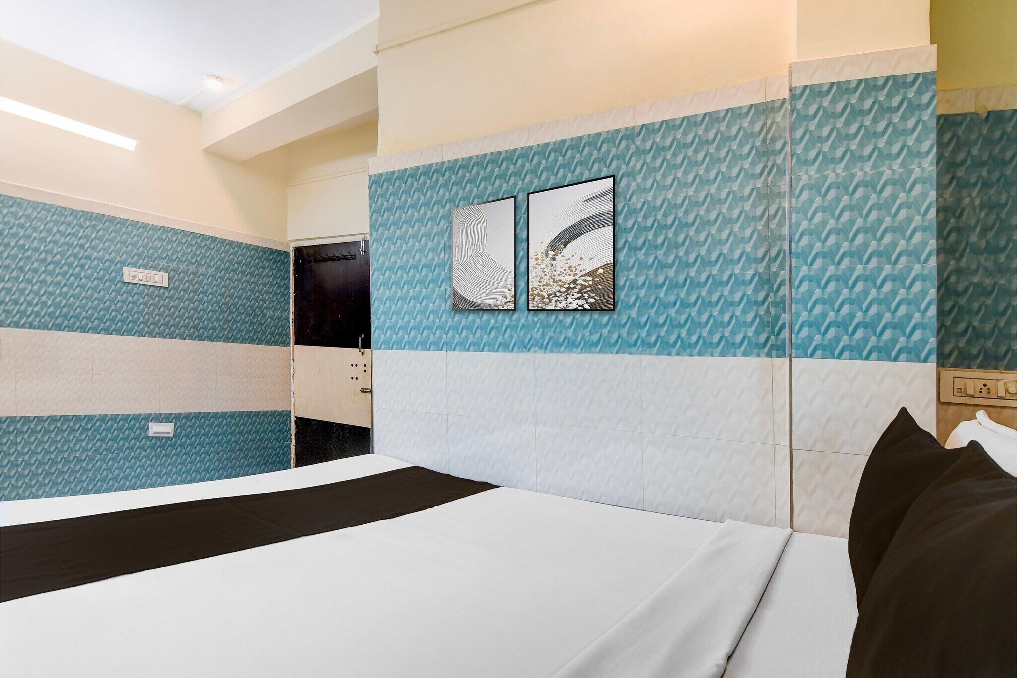 Een bureau, beddengoed