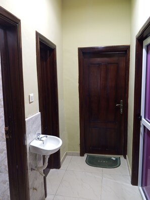 Douche, serviettes fournies, savon, papier toilette