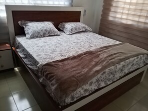 3 chambres, fer et planche à repasser, Wi-Fi, draps fournis