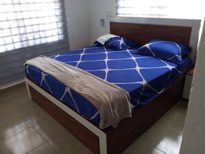 3 chambres, fer et planche à repasser, Wi-Fi, draps fournis