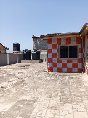 Property grounds - Gorgeous 3-bedroom house in Kokrobite near the beach (GJ49+MR5 Kokrobite)