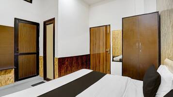 1 Schlafzimmer, Schreibtisch, Bettwäsche