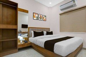 1 bedroom, desk, bed sheets - Hotel O Dashashwamedh Ghat Varanasi (Varanasi)