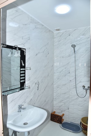 Shower, bidet, towels, toilet paper - Modern Ground Floor 2BR/3BA  En-Suite Bedrooms  3 Min to Beach & Surf (Essaouira)
