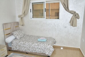 2 bedrooms, WiFi, bed sheets - Modern Ground Floor 2BR/3BA  En-Suite Bedrooms  3 Min to Beach & Surf (Essaouira)