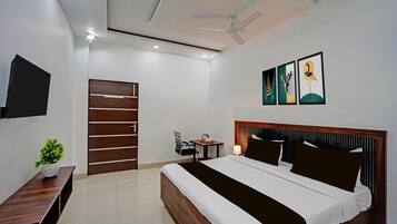 1 Schlafzimmer, Schreibtisch, Bettwäsche