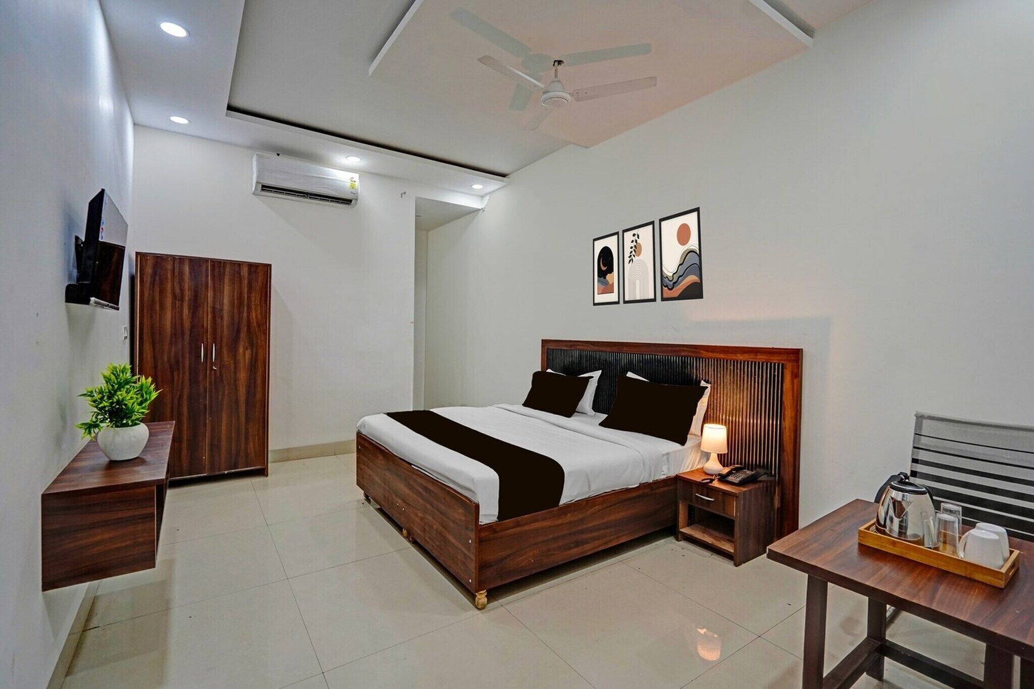 1 bedroom, desk, bed sheets