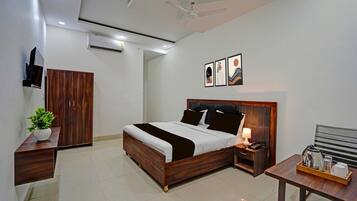 1 bedroom, desk, bed sheets