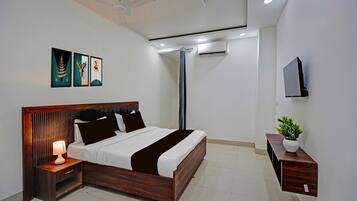 1 bedroom, desk, bed sheets