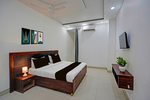 Hotel O Sector 110 Noida