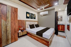 1 sovrum, skrivbord och sängkläder