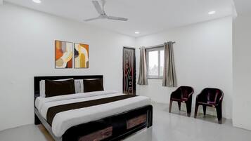 Een bureau, beddengoed