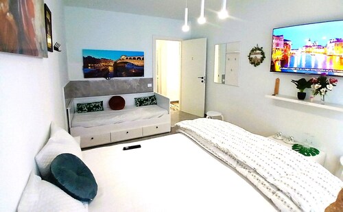 New Apartment in front of Train/ Flixbus /Airportbus station