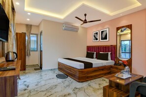 1 habitación, escritorio y ropa de cama 