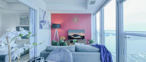 City Suite, 1 Queen Bed | Living area